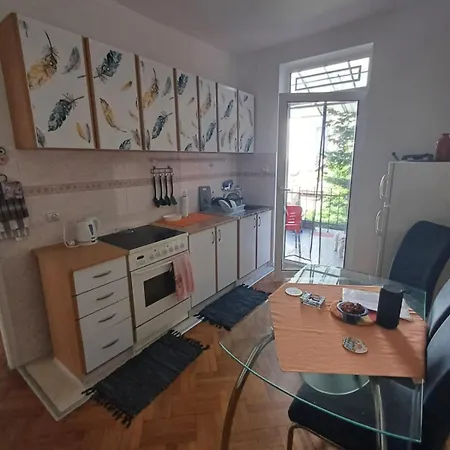 Glorry L Apartment *